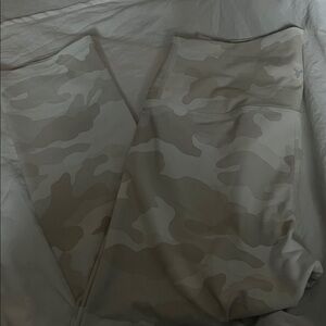 Old Navy Men's Tan Camouflage Cargo Pants